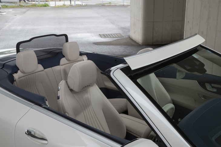 フロントウィンドウ上部のウインドディフレクターと、後席後部のドラフトストップからなる「エアキャップ」も「レザーパッケージ」に含まれるオプション装備。室内への風の巻き込みを抑制する効果がある。