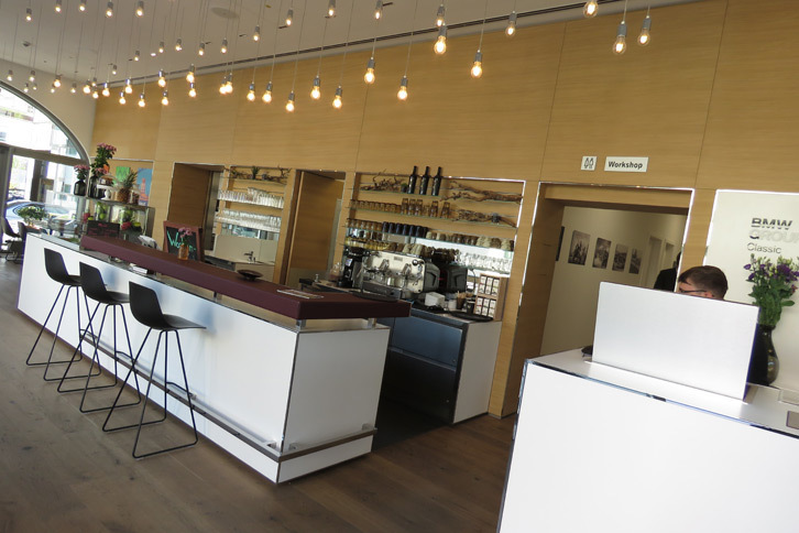 訪問者を迎えるゲートハウスやイベントホールなどには、歴史ある建物を改修して利用。ゲートハウスにはカフェも備えられていた。