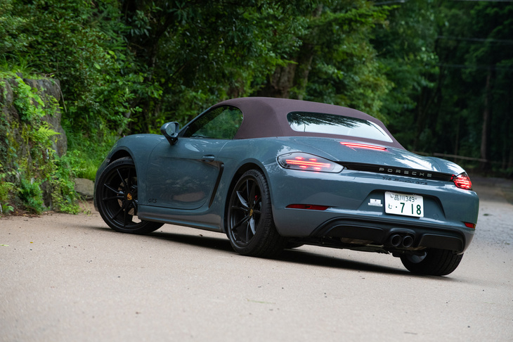 ドイツのニュルブルクリンク北コースにおいて、従来モデルより13秒も速い7分40秒というタイムを記録したという「718ボクスターGTS」は、高い動力性能と操る楽しさを両立したモデルとなっていた。