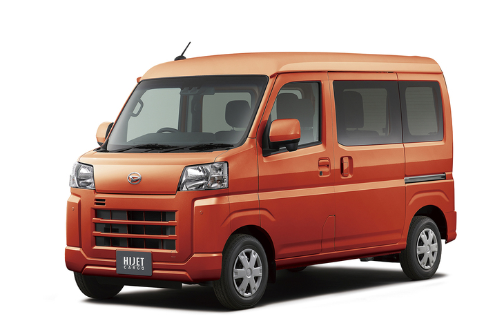 「ハイゼットカーゴ」の車体をベースとした軽商用BEVがダイハツとスズキから登場しそうだ。