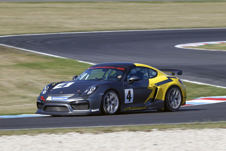 続いてポルシェのモータースポーツ部門が手がけた「ケイマンGT4クラブスポーツ」に試乗。トラクションが思うように掛からず、さらなる煮詰めが必要な印象だった。