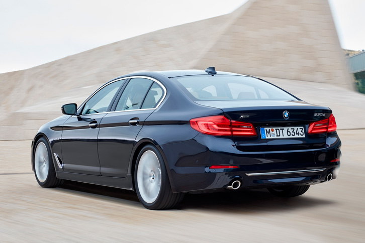 「ラグジュアリーライン」のリアビュー。