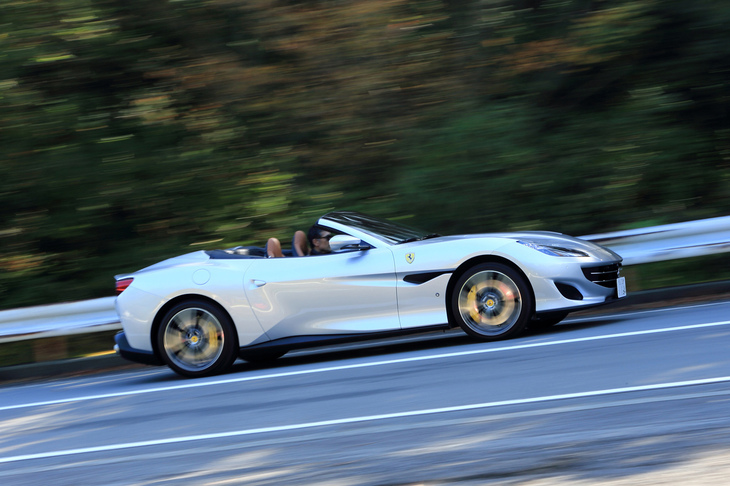 試乗車ではオプションとなる20インチダイヤモンドカット鍛造ホイールに「ピレリPゼロ」タイヤが装着されていた。同タイヤのサイズは前245/35ZR20、後ろ285/35ZR20となっている。