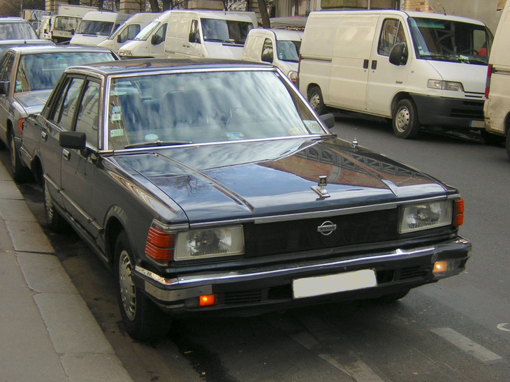 「パリに西部警察到来？」と焦ってしまった。「ダットサン280C」は5代目「日産セドリック」の欧州版。