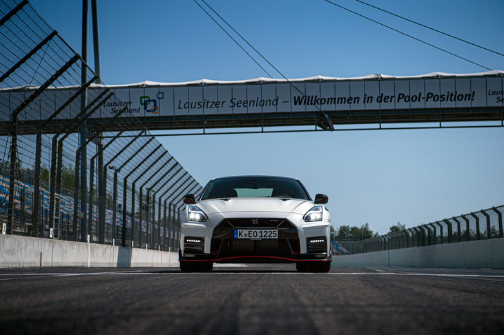 2020年型の「GT-R NISMO」について、日産は「特長はトータルバランスの高さ」「超高速での走行安定性をさらに高め、サーキットでの走行性能も大幅に向上させた」と説明している。