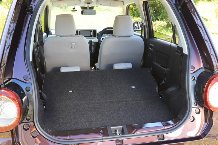 後席を倒した様子。前に倒しても、フロア面は完全なフラットにはならない。