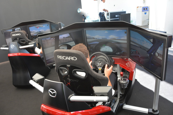 会場となった筑波サーキットには、イベント用のテントが設置された。テント内には「GLOBAL MX-5 CUP仕様車」のほか、オンラインレーシングシミュレーターの「iRacing」（写真）が並べられた。