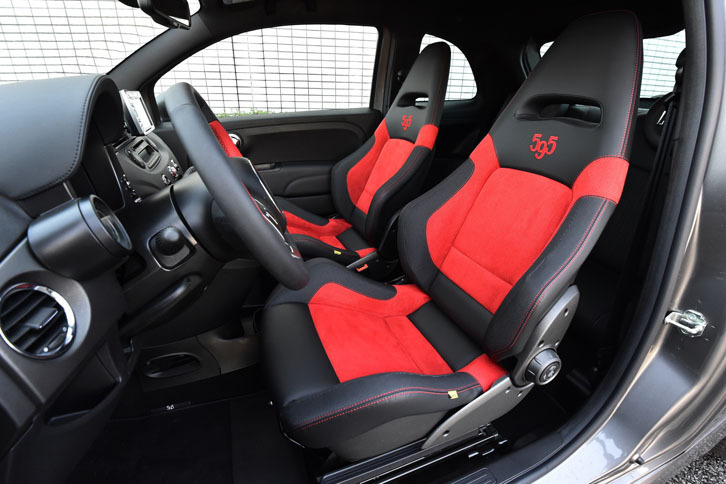 サベルトのヘッドレスト一体型スポーツシートが装着された室内。ボディーカラーを「グリージョ・レコード」（グレーメタリック）にすると、レッドのシートが組み合わされる。