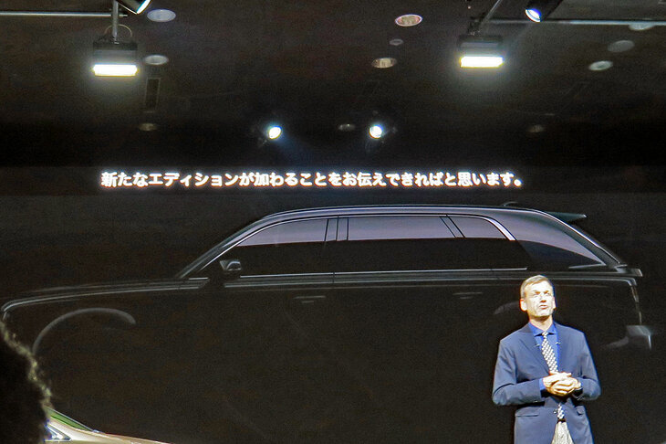 突然の言及だったので、写真のピンボケはご容赦あれ。「『センチュリー』の派生モデルを出す」と語るハンフリーズ氏の背後に映るのは、どう見てもSUVである。