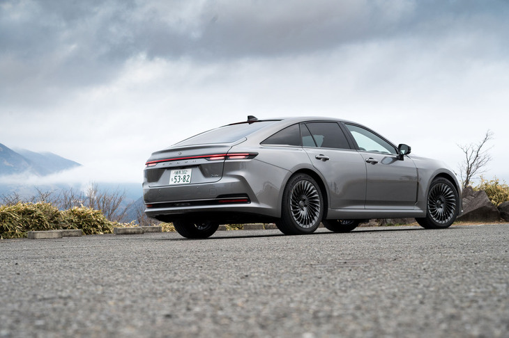 「クロスオーバー」「セダン」「エステート」が前輪駆動ベースの「GA-K」を使うのに対し、「セダン」は後輪駆動の「GA-L」プラットフォームだ。