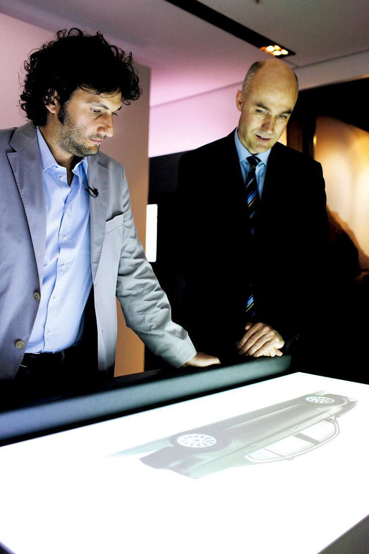 2009年4月、ヨナス・カウフマン氏（左）と、BMWドイッチュラントのマーケティング部長マンフレート・ブレウンル氏（右）。