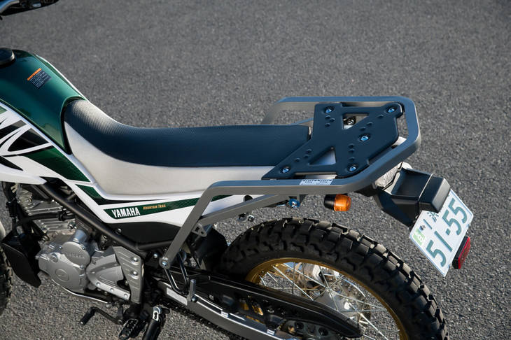 こちらもアクセサリーパッケージ「TOURING SEROW」に含まれるアドベンチャーリアキャリア。最大積載量は6.5kgとなっている。