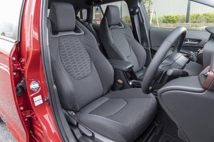 ファブリック表皮のスポーツシートを標準装備。前席のみシートヒーターが備わっている。