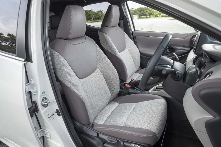 合成皮革とツイード調ファブリックで仕立てられた、試乗車「ヤリス ハイブリッドZ」のシート。この表皮は1万1000円のオプションとして選択可能。