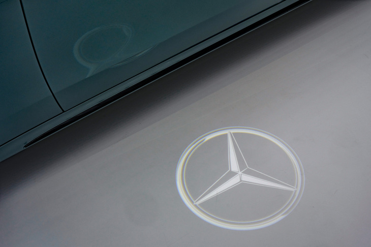 メルセデス・ベンツEクラス（カーテシーランプ）