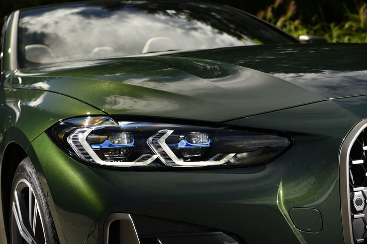 「M440i xDriveカブリオレ」には、ハイビームモードを設定すると最長約500mまでの距離を照射できる「BMWレーザーライト」が標準装備される。