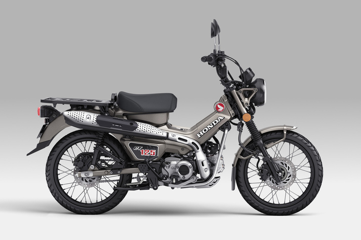 「ホンダCT125ハンターカブ」は、原付二種に属するレジャーバイクだ。2022年には排出ガス規制に対応する改良が施されたが、その走りの楽しさ、冒険へと向かうワクワク感は変わらない。44万円。