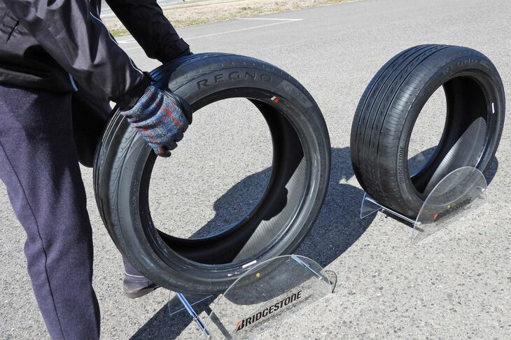 実際にも持ち上げてみると、「レグノGR-XIII」の軽さは歴然。従来品より約10％の軽量化を実現しているという。