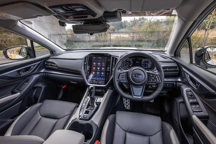 スバル車として初採用となるアッシュの内装色と、カッパーステッチのコンビネーションが目を引く「レヴォーグ レイバック」のインテリア。メーターには12.3インチ、センターディスプレイには縦型で11.6インチの液晶パネルが組み込まれている。