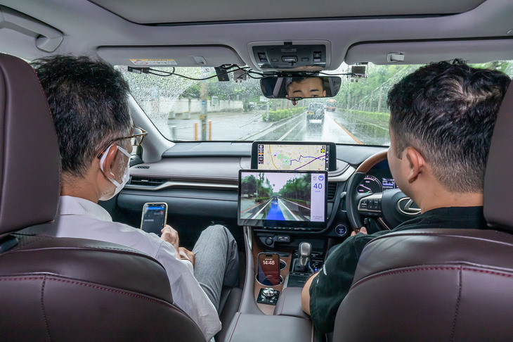 「レクサスRX450h＋」で行われたデモ走行の様子。フロントガラス上部に取り付けた2つのカメラで前方を読み取り、車線をAIが検知すると、一般道でも車線中央を走ることができる。2023年中に、人も信号も認識してストップ＆ゴーができるバージョンに進化するという。