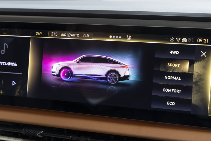ドライブモードは「4WD」「SPORT」「NORMAL」「COMFORT」「ECO」の5種類。4WDとSPORTモードでは前後2つのモーターが常時駆動するいっぽう、ECOモードではフロントモーターのみで走行し、電力消費を抑制する。