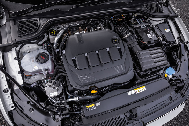 2リッター直4ディーゼルエンジンは、2021年に先行導入した新型「ゴルフTDI」に採用されたものと同一。ツインドージング（デュアルAdBlue噴射）システムの採用で窒素酸化物（NOx）の排出量を大幅に削減しつつ、最高出力150PS、最大トルク360N・mを発生する。