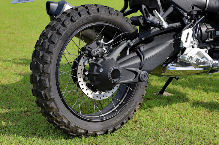 標準仕様のホイールサイズはフロントが21インチ、リアが17インチだが、「GSスポーツ」ではリアが18インチとなる。ブロックタイヤが装着されるのもGSスポーツの特徴だ。