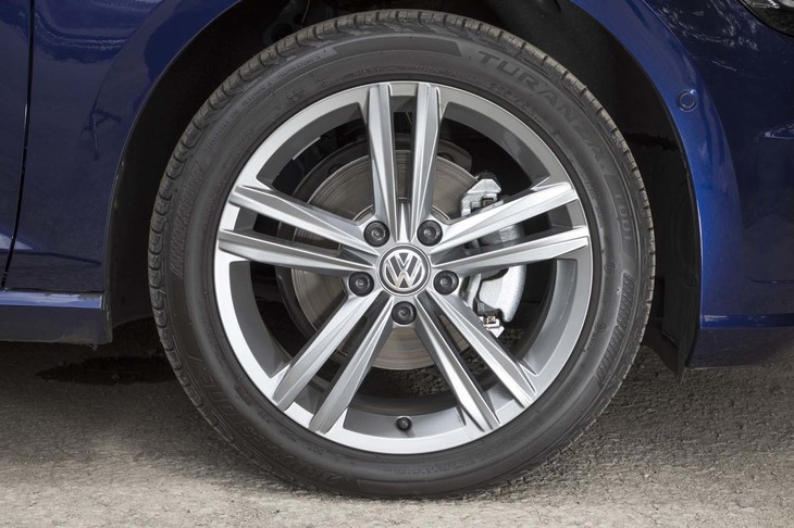 10スポークのアルミホイールは「マイスター」専用デザイン。テスト車には「ブリヂストン・トランザT001」タイヤが採用されていた。