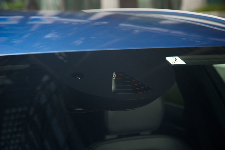 ルームミラー裏の高解像度カメラと、ミリ波レーダーユニット。アダプティブクルーズコントロールなどの便利機能や、ボルボ自慢の先進安全装備などに活用される。