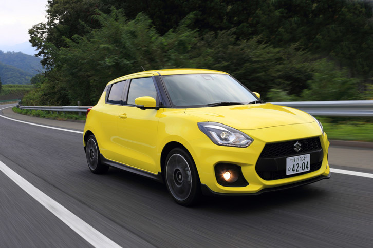 新型には、前走車追従クルーズコントロールや自動緊急ブレーキ、車線逸脱抑制機能などからなる「セーフティパッケージ」がオプション設定されている。