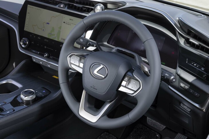 まずは円形のステアリングホイールからリリースされた「RZ」だが、いずれはバイワイヤ方式を使った操縦かんのような形状のステアリングも設定されるとのこと。