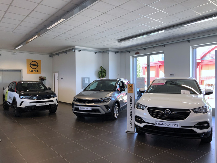 動画内で紹介しているプジョー展示室の奥には、少し前からオペルのコーナーも併設されている。