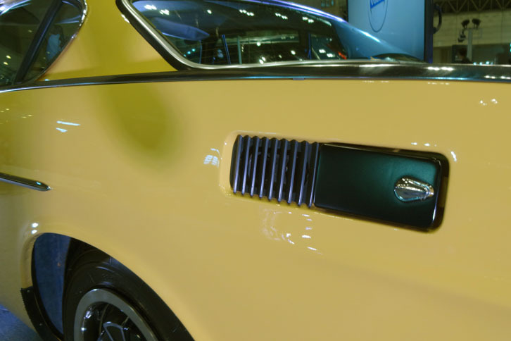 左リアフェンダーに位置する給油口。