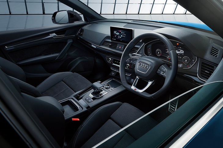 インテリアでは、ピアノブラック仕上げのデコラティブパネルや、「Sライン エンブレム」の入ったフラットボトムデザイン3スポークレザーステアリングホイールなどを装備している。