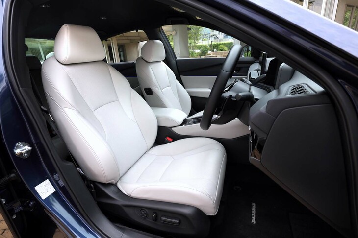 シートの仕様は、色を除くと基本的に全車共通。表皮は本革で、シートヒーターや電動調整機構（運転席／助手席）、電動ランバーサポート（運転席）を標準で装備している。