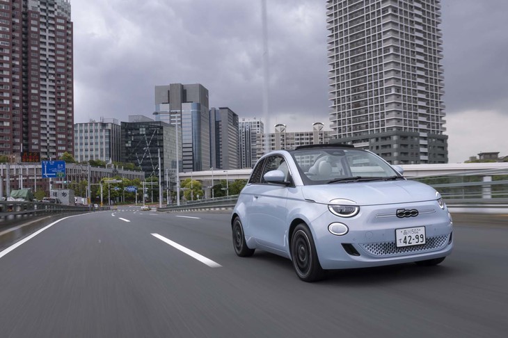 2022年6月時点ではサブスクリプション、またはカーリースのみで提供される「フィアット500e」。償還期間は5年。