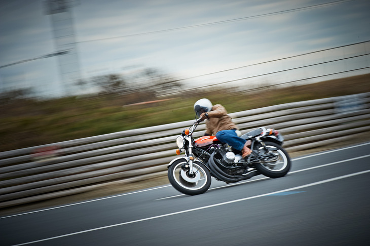 リアショックはオーリンズの特注品。フロントフォークはスプリングをWPに変更しブルーサンダースにて内部パーツを加工。ブレーキはマスターシリンダーのみブレンボのラジアルポンプとしている。