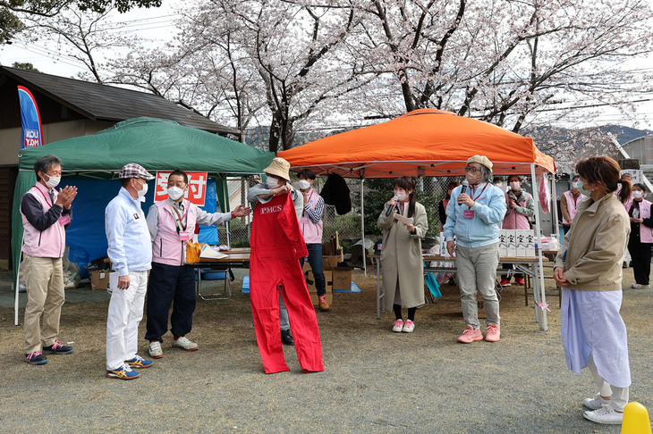 午後2時30分から実施された最後のプログラムとなる表彰式より。各地の旧車イベントでクラシックなレーシングウエアなどを展示販売しているダニー・ジェラルディンさんから「PMCS（プリンス・モータリスト・クラブ・スポーツ）」のメカニックスーツ（ツナギ）を、“ダニー賞”として「プリンス・スカイライン2000GT-B」のオーナーにプレゼント。