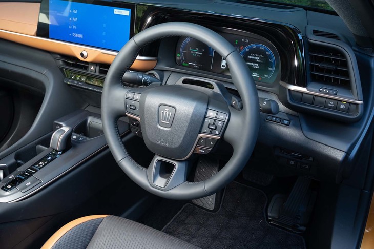 ステアリングホイールにはヒーターを内蔵。シフトパドルが付いているところが既存のトヨタのハイブリッドとの違いだ。