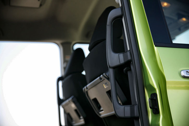 スライドドア開口部に備わる乗降用のアシストグリップ。上半分が大人用で、下の細身の部分が子ども用。