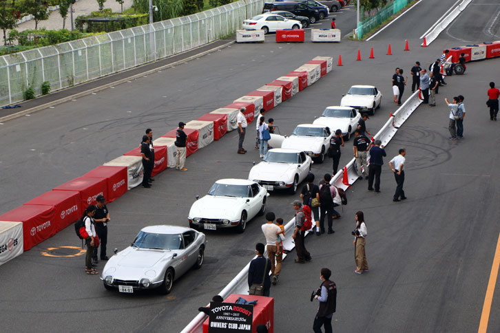 午後に行われた、一般来場者向けの同乗試乗の様子。11月にトヨタ博物館で行われるイベントでも、同じ企画が催されるという。