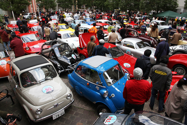 例年より30台近くも多いおよそ110台の参加車両で埋め尽くされた、汐留シオサイト5区「イタリア街」の中央にある汐留西公園。