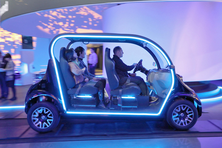 単軸式Bose Rideを装着した電動カートで、起伏に富んだ周回コースを巡る。システムのスイッチを入れると、瞬く間に上半身の上下動が減少した。なお、この単軸式は160kgまでの体重を支えることができる。