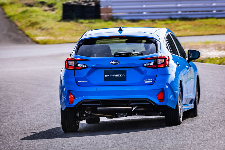 スバル・インプレッサ（クローズドコースでの走行シーン）