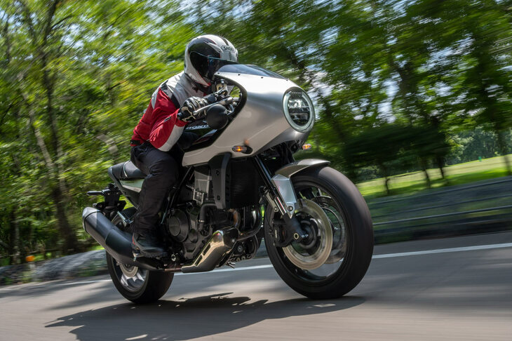 車両骨格はスチール製セミダブルクレードルフレームにアルミ製リアフレームの組み合わせ。重量は軽く、同じ1.1リッタークラスだった「CB1100」が250kg級だったのに対し、こちらは214kgに抑えられている。