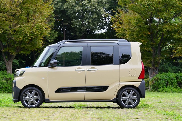 最低地上高はFF車が150mmで4WD車が165mm。いずれにしても悪路で無理は禁物だ。