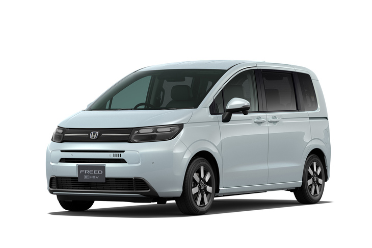 2024年6月に登場したホンダのコンパクトミニバン「フリード」。パワートレインは、ホンダ独自の2モーターハイブリッドシステム「e：HEV」と、純ガソリンエンジンの2種類をラインナップする。e：HEVは、最高出力106PSの1.5リッター直4エンジンに同123PSのモーターを組み合わせている。
