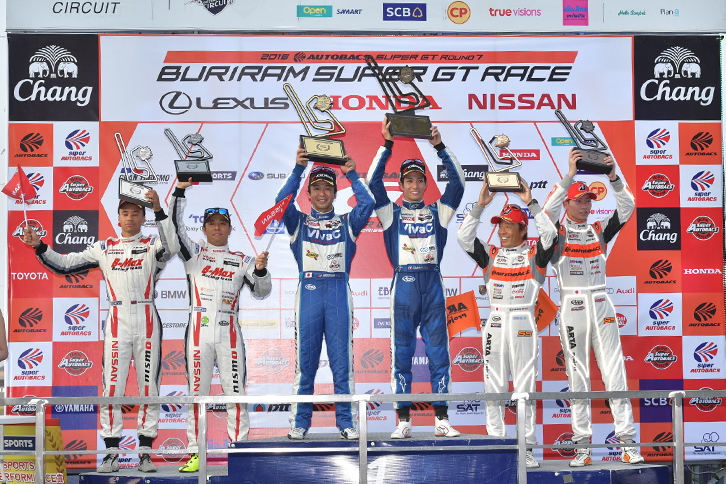 GT300クラスの表彰式。中央のNo.25 VivaC 86 MC（土屋武士／松井孝允）は、ポール・トゥ・ウィンで今シーズン初勝利。