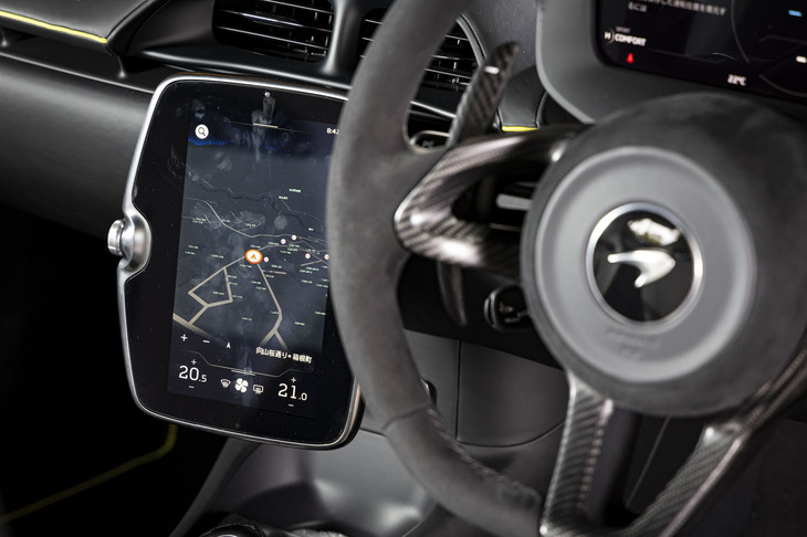 センターコンソールに8インチのタッチスクリーンを配置。エアコンやオーディオ、ADASなどの操作が行えるほか、Apple CarPlayやAndroid Autoにも対応する。英国の老舗音響ブランドBowers & Wilkinsのオーディオも標準で装備される。