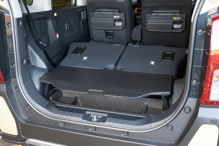 これまでより大きくなったシート格納時の段差を補うべく、荷室には高さを変えられるデッキボードを装備。シート格納時にフラットな床面が得られるようになった。